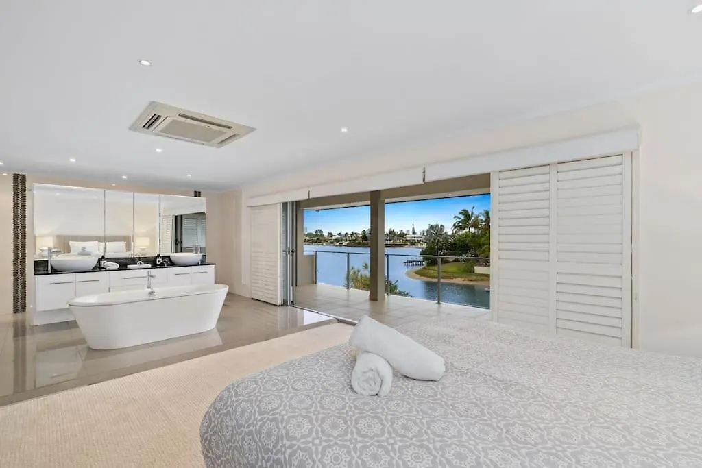 Holiday home Sorrento Waterfront Retreat,Pool Villa Gold Coast Australia